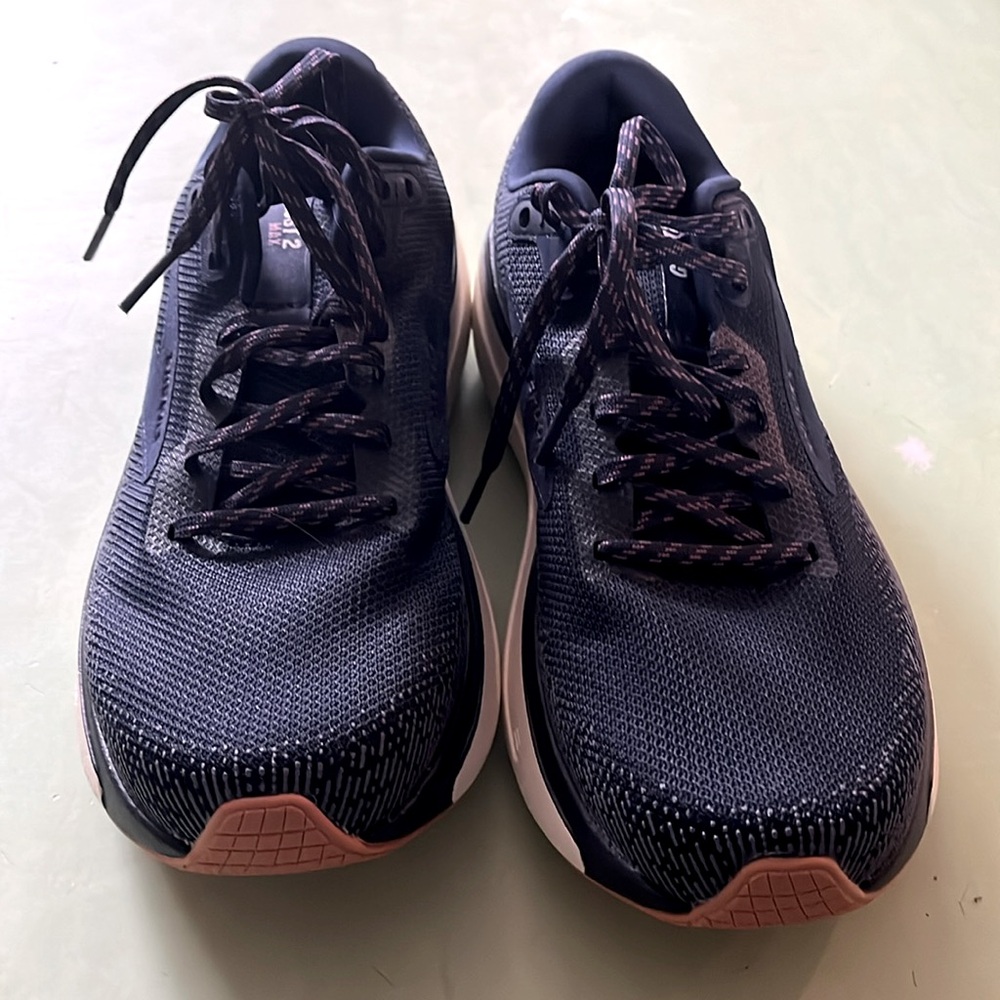 Brooks Women Ghost Max 2 size 9 womens